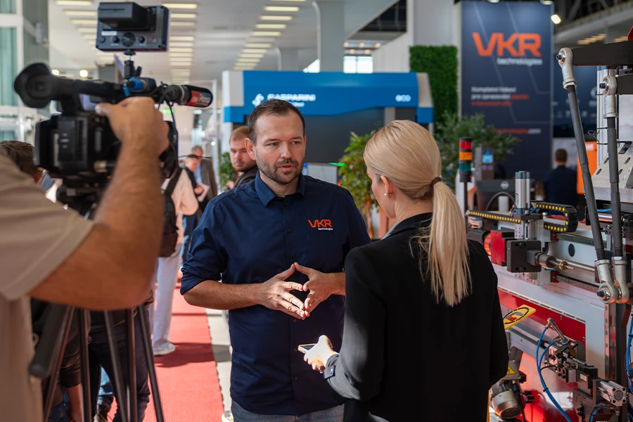 Membro team VKR intervistato in fiera